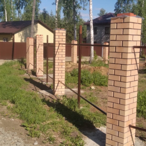 Забор из коричневого профнастила с кирпичными столбами, фото 2