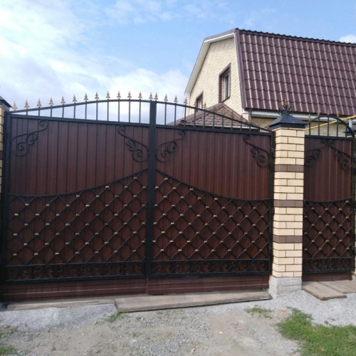 Кованные ворота зашитые профнастилом