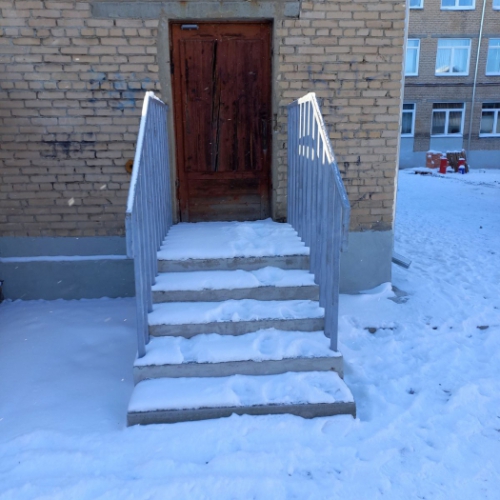 Перила из металла к подъезду